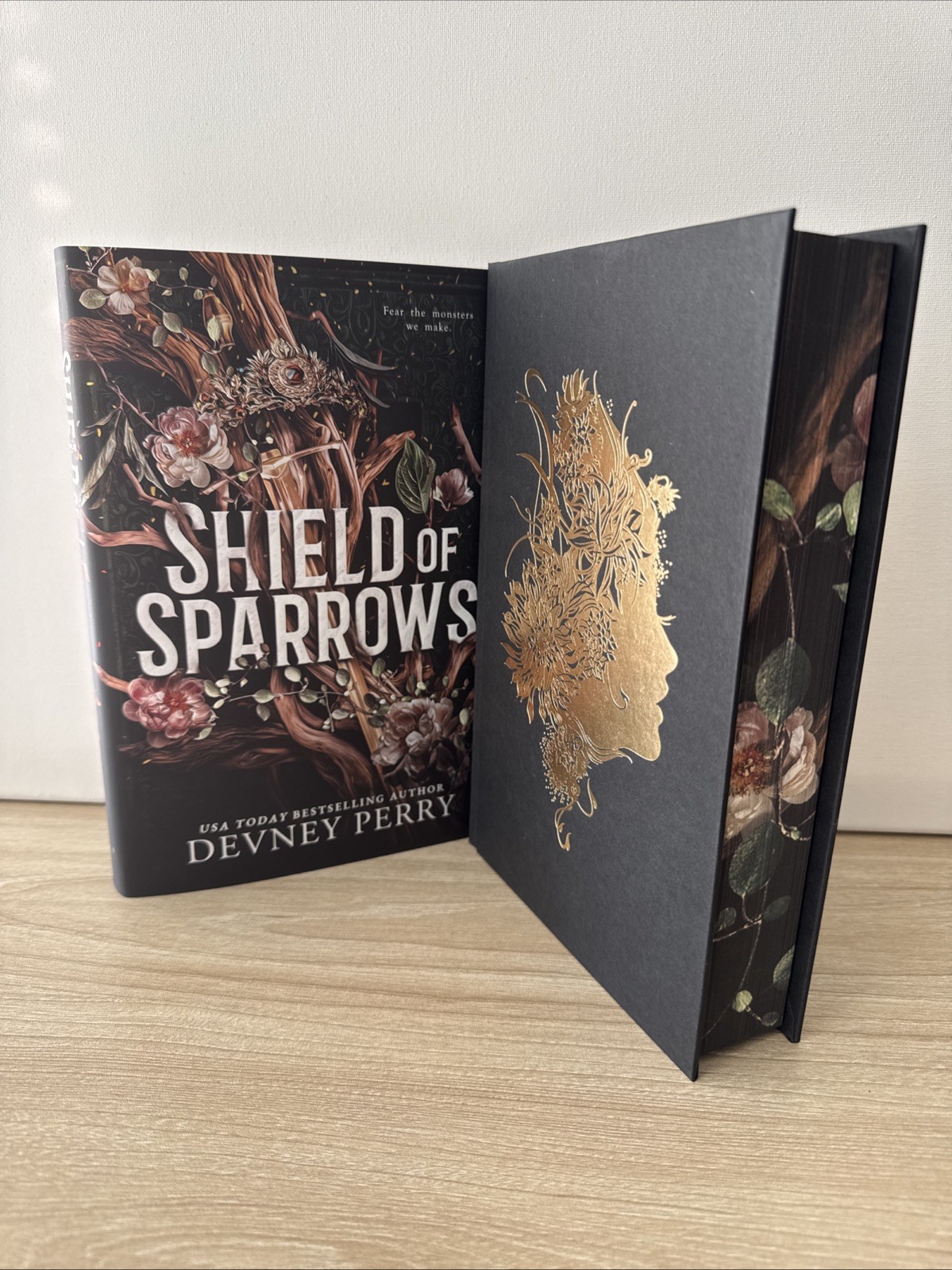 Shield of Sparrows Deluxe Special Ed. Devney Perry Sprayed Edges First Print 🔥
