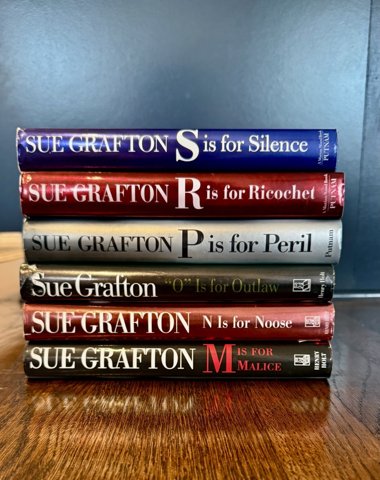Sue Grafton Signed 1st Ed. Book Lot L,M, O, P, R & S Murder Mystery