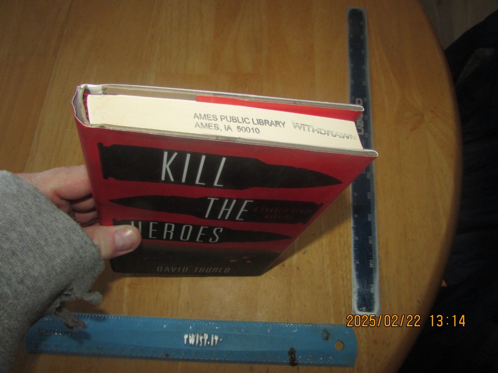 Kill the Heroes : A Charlie Henry Mystery by David Thurlo (2017, Hardcover)