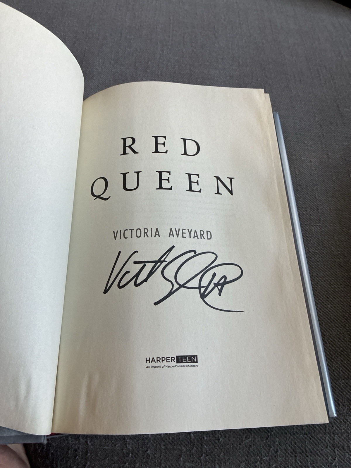 Red Queen SIGNED Victoria Aveyard First Edition First Printing HC