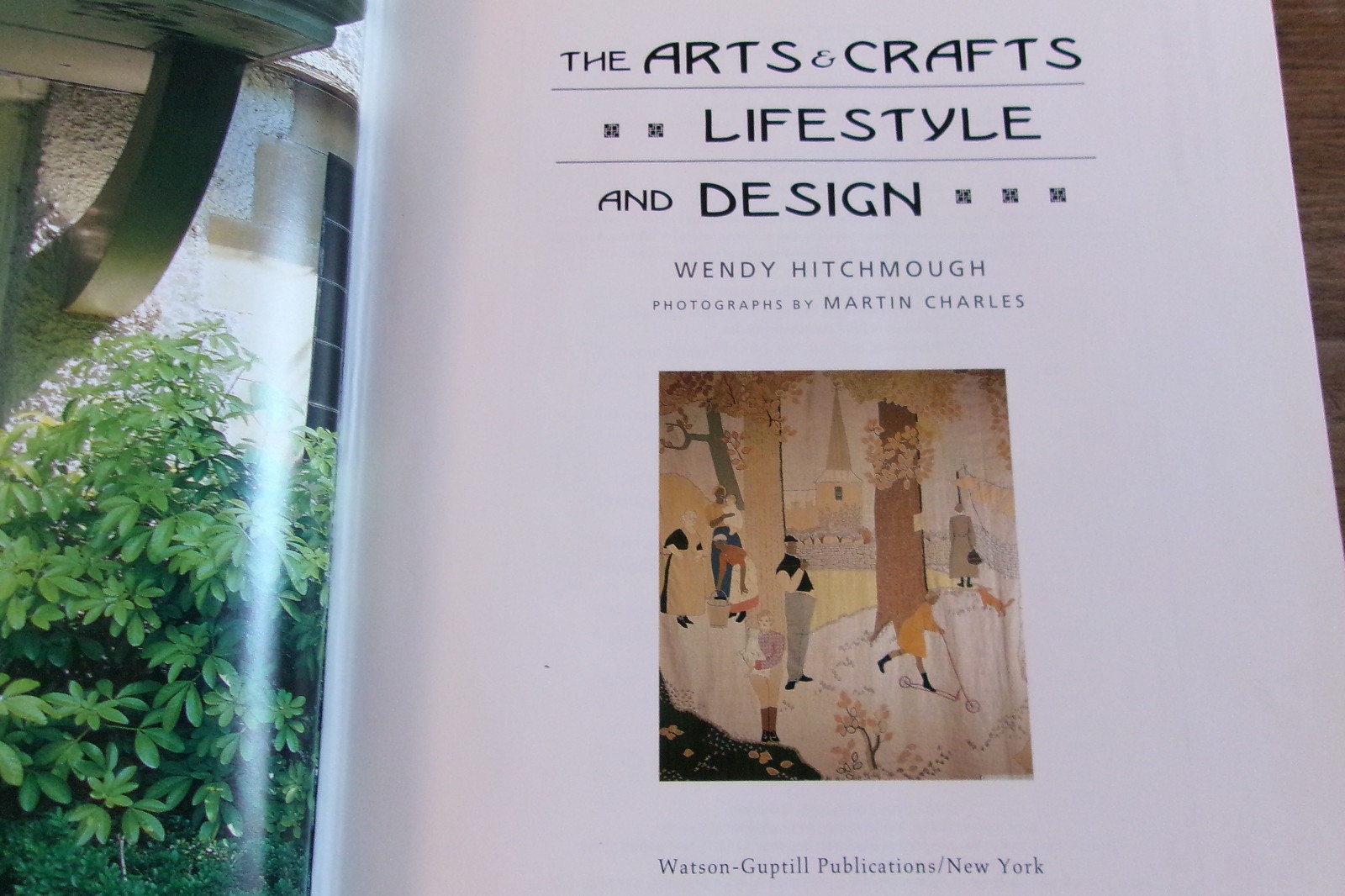Arts & Crafts Lifestyle and Design by Wendy Hitchmough c. 2000 Hardcover