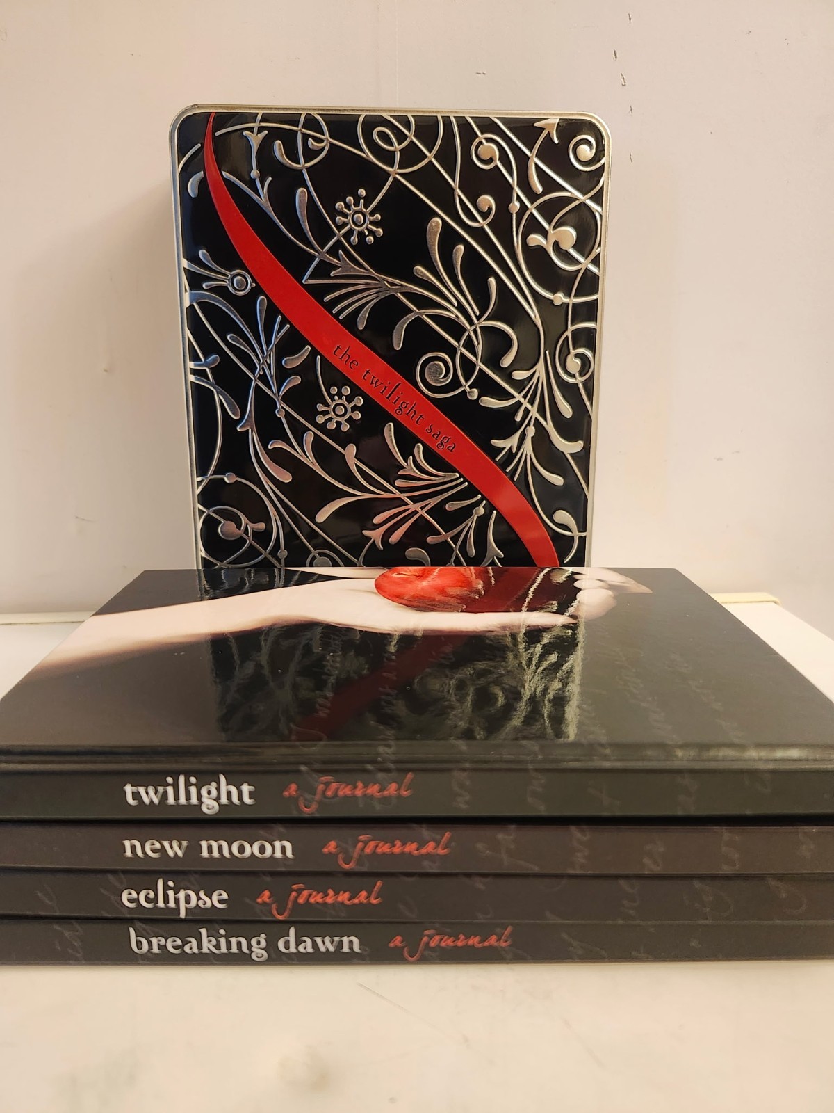 The Twilight Saga Journal Set with Keepsake Tin Box 4 Journals