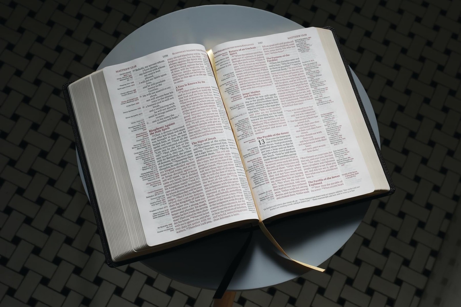 ESV, Thompson Chain-Reference Bible, Large Print, Leathersoft, Black, Red Let…