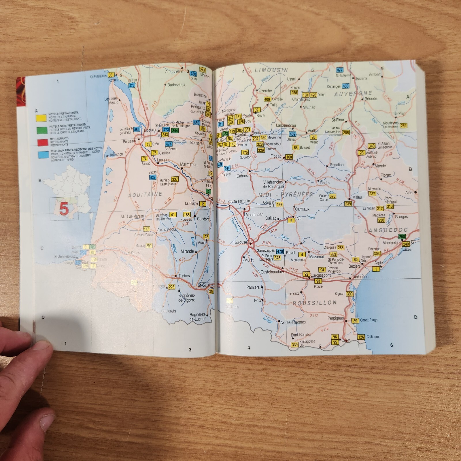 CHATEAUX & HOTELS DE FRANCE 1999 GUIDE DES BOOK 600 PAGES *