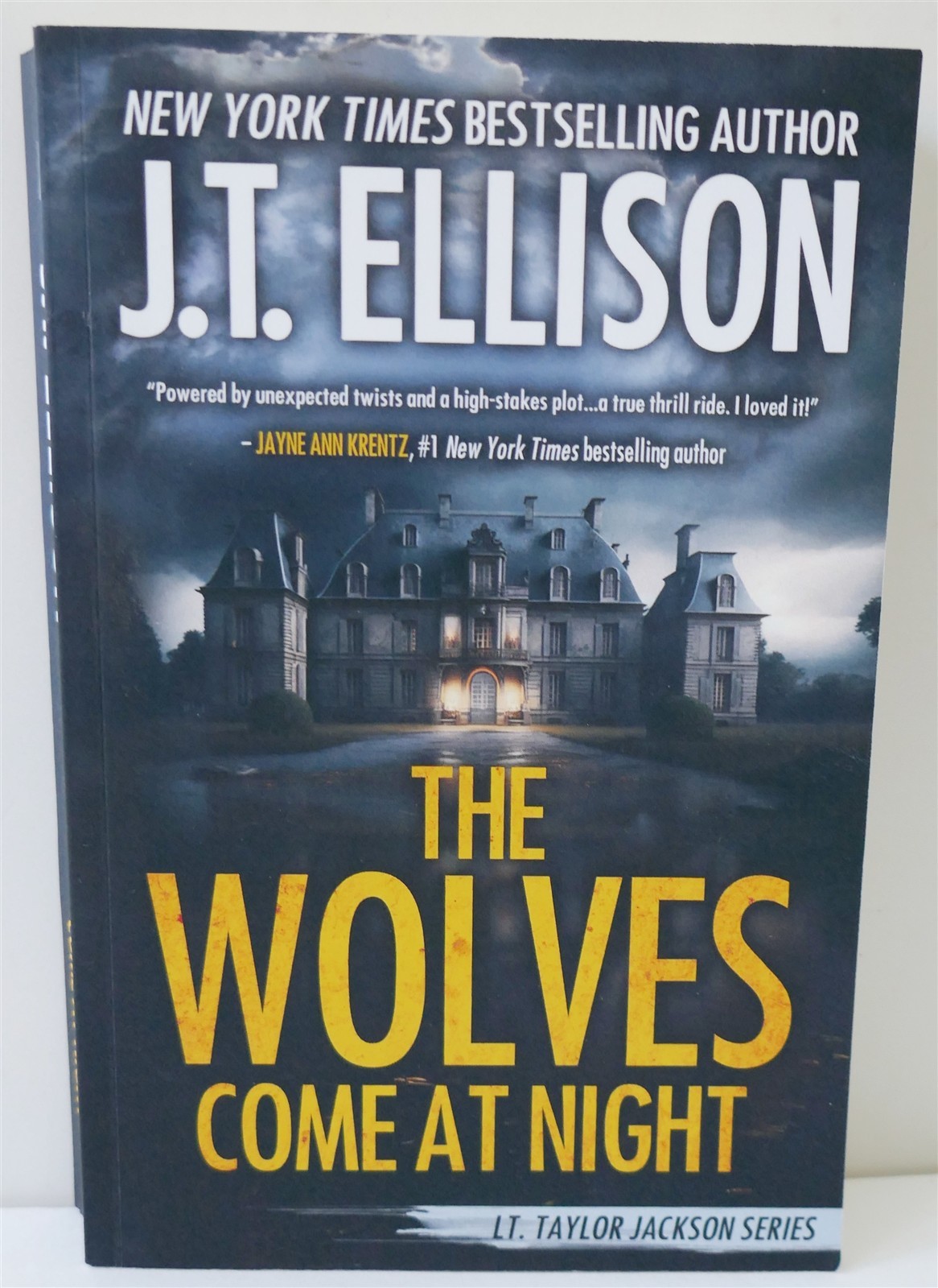 The Wolves Come at Night: A Taylor Jackson Novel by J.T. Ellison LIKE NEW PB