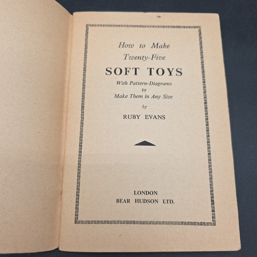 How To Make 25 Soft Toys Ruby Evans illustrated paperback No 553 1948 England