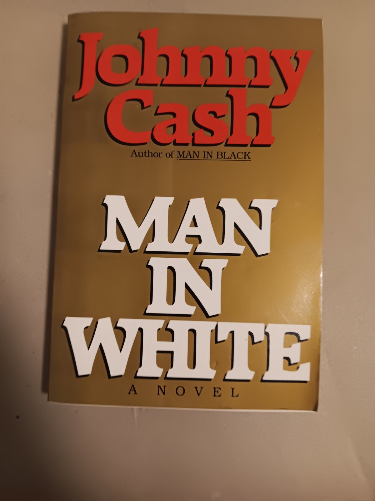 Johnny Cash “Man In White”Fist Edition Papper Back .sign in Blue Ink . “RARE “..