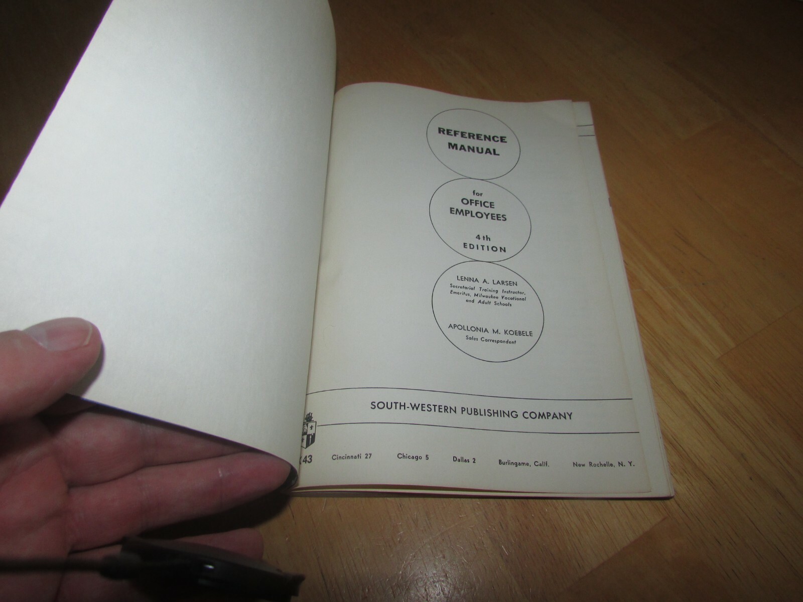 reference manual for office employees – vintage Book 1969