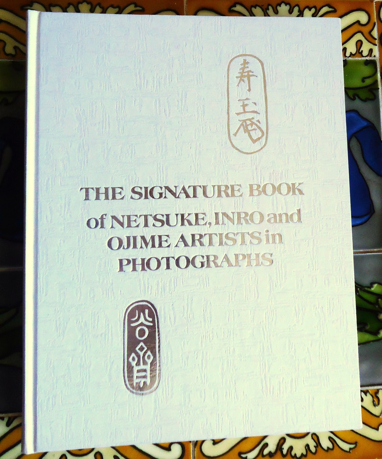 The Signature Book of Netsuke, Inro and Ojime Artists in Photographs LIKE NEW