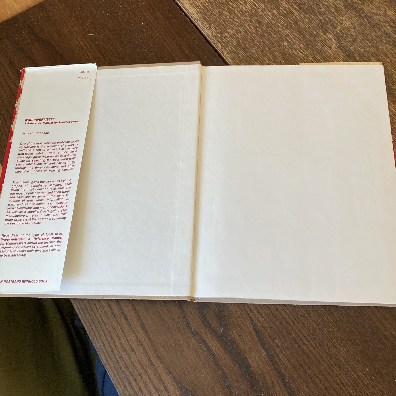 WARP/WEFT/SETT Reference Manual Handweaving by June Beveridge HCDJ-1980 1ST ED.
