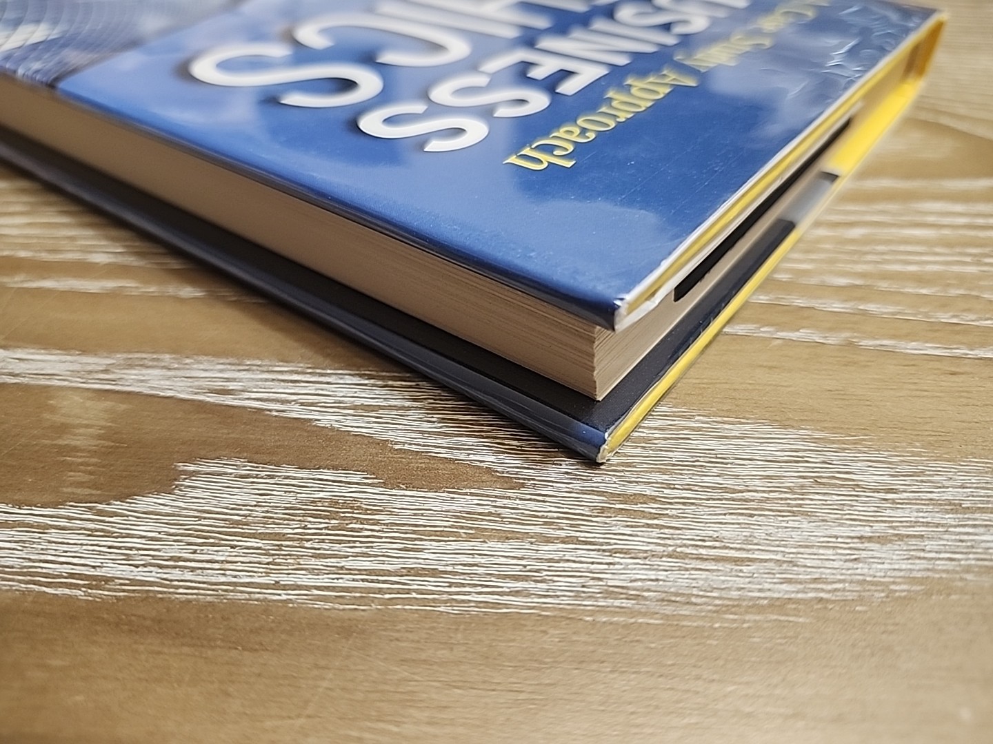 Business Ethics: A Case Study Approach – Hardcover – VERY GOOD