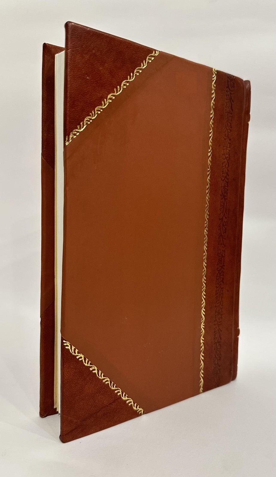The Magical Ritual of the Sanctum Regnum : Interpreted by the T [Leather Bound]