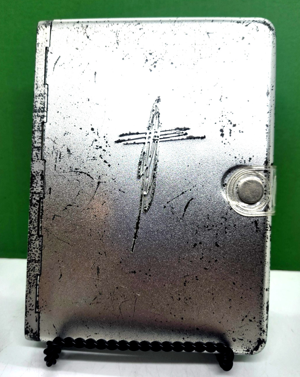 New Living Translation Bible 2007 ~ Compact Edition ~ Metal Case Magnetic Close