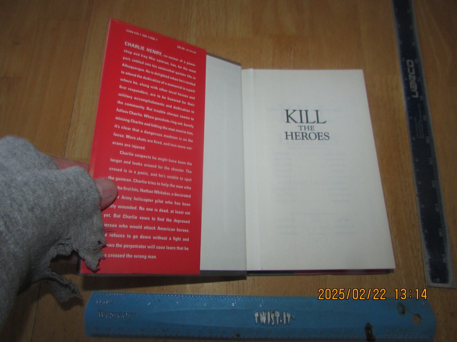 Kill the Heroes : A Charlie Henry Mystery by David Thurlo (2017, Hardcover)