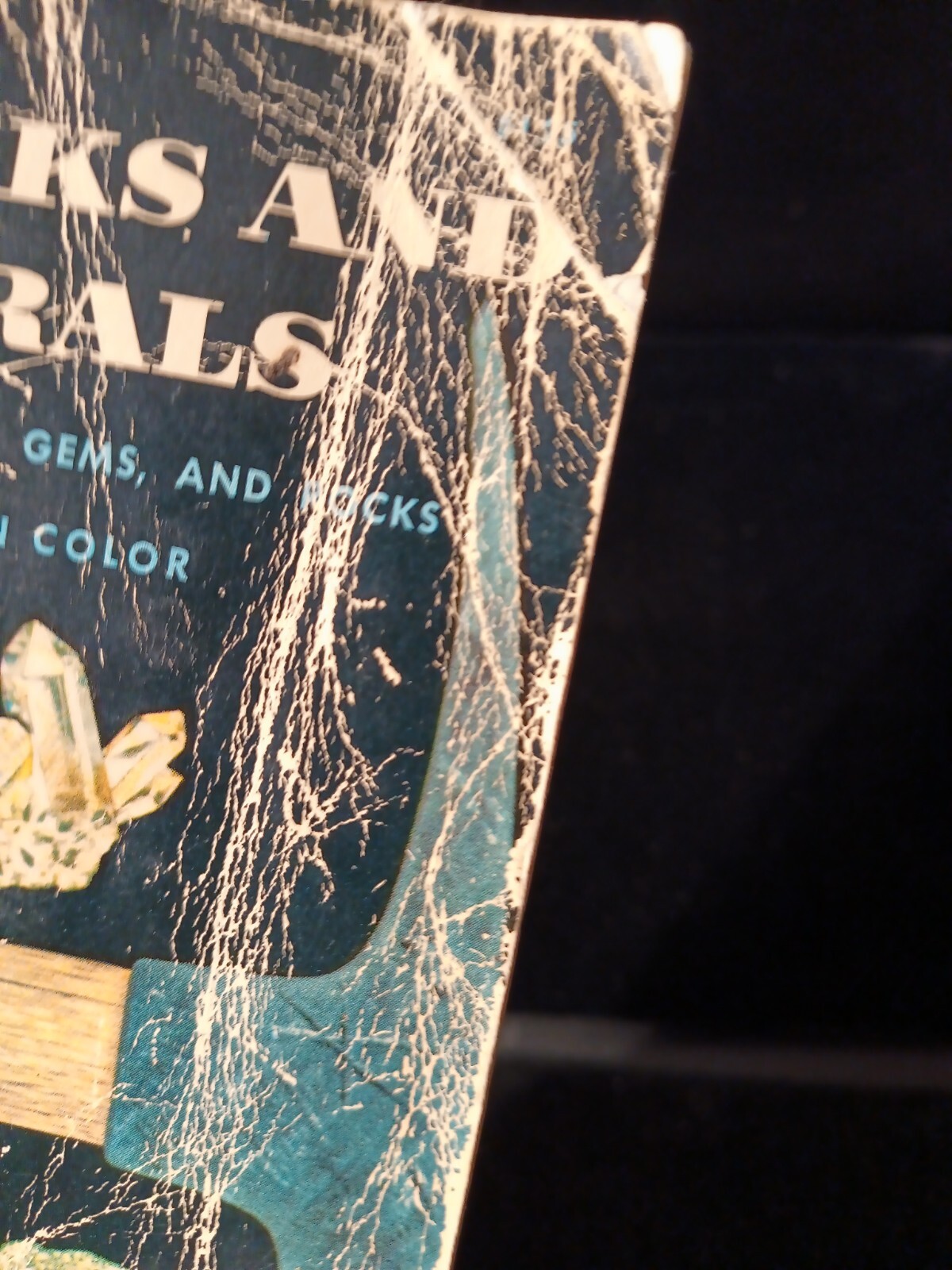 ROCKS AND MINERALS; PAPPERBACK BY HERBERT S. ZIM