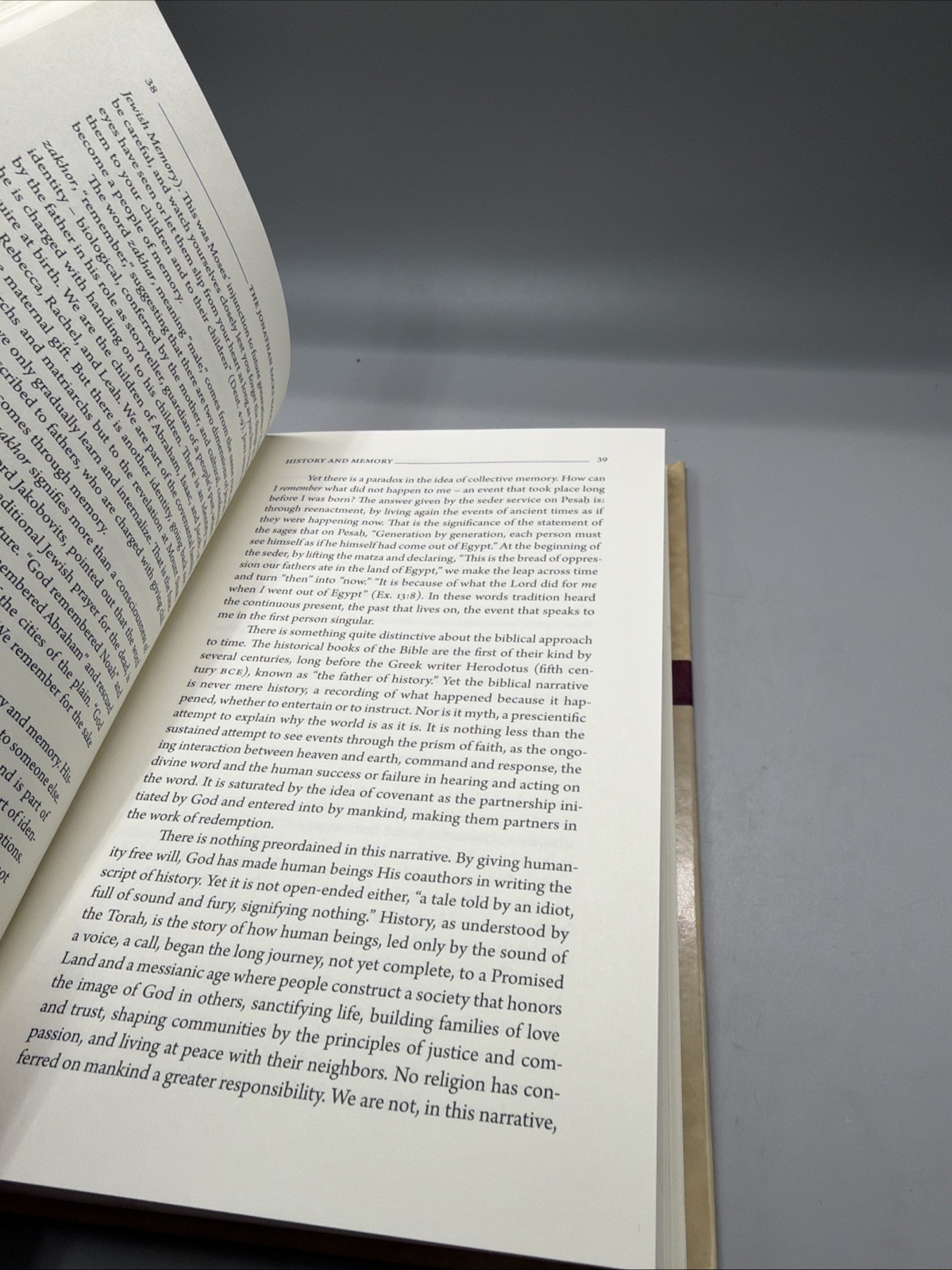 The Jonathan Sacks Haggada: The Applbaum Edition HC