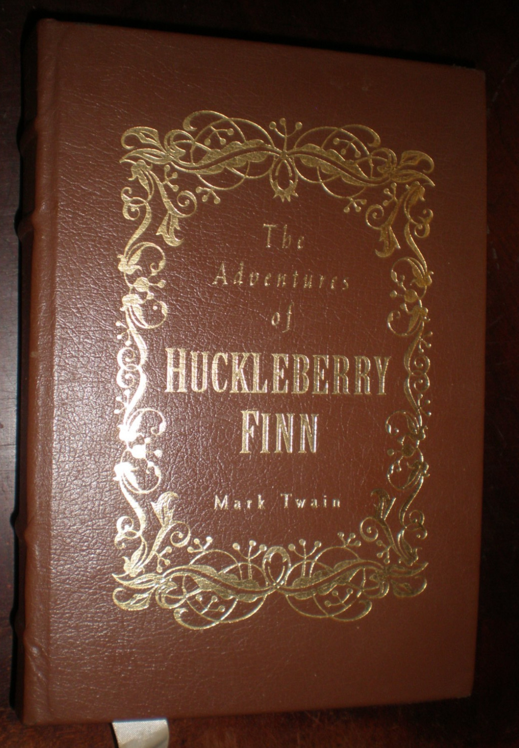 The Adventures of Huckleberry Finn by Mark Twain Sweetwater Press 1998 LIKE NEW