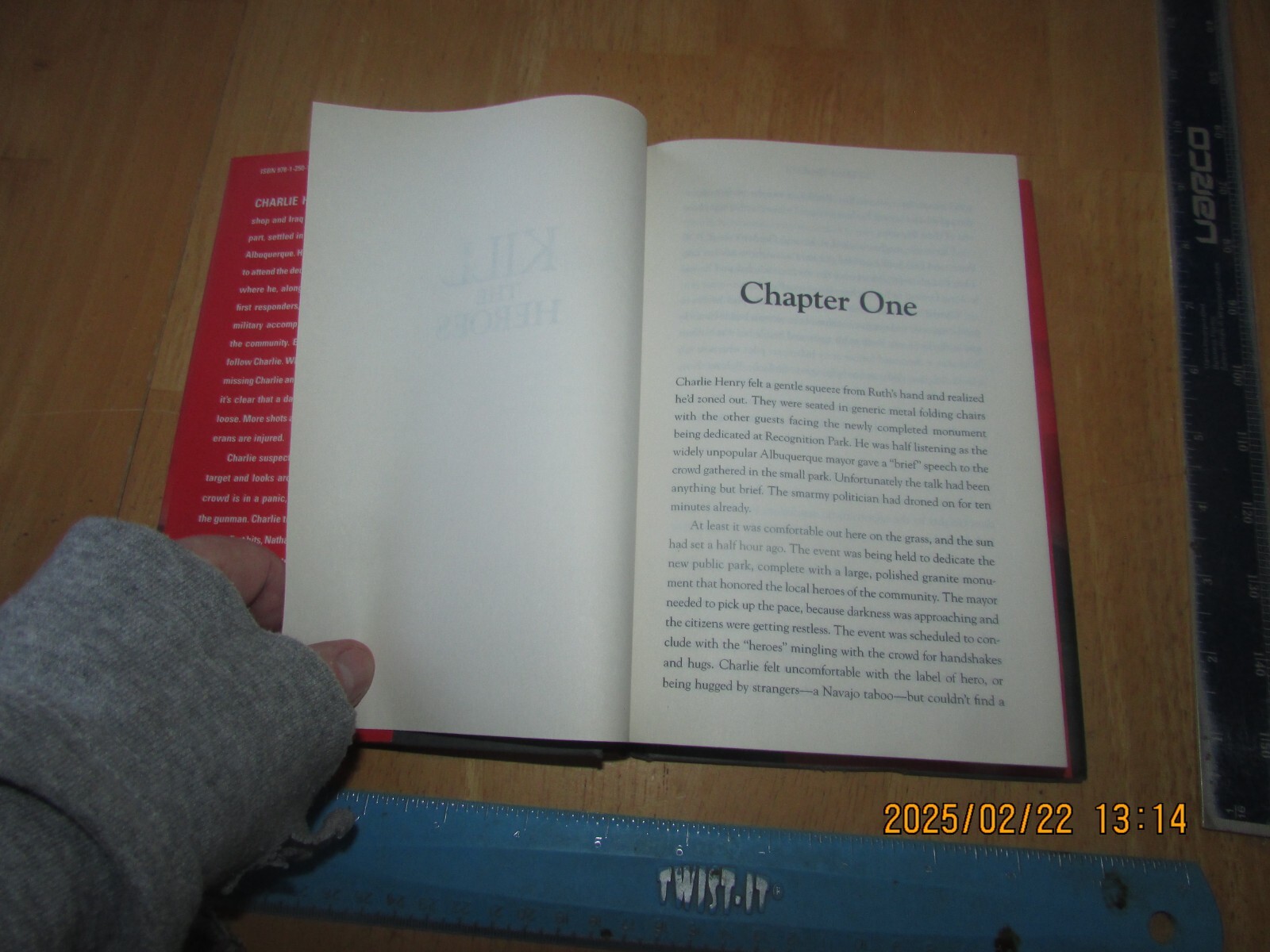 Kill the Heroes : A Charlie Henry Mystery by David Thurlo (2017, Hardcover)