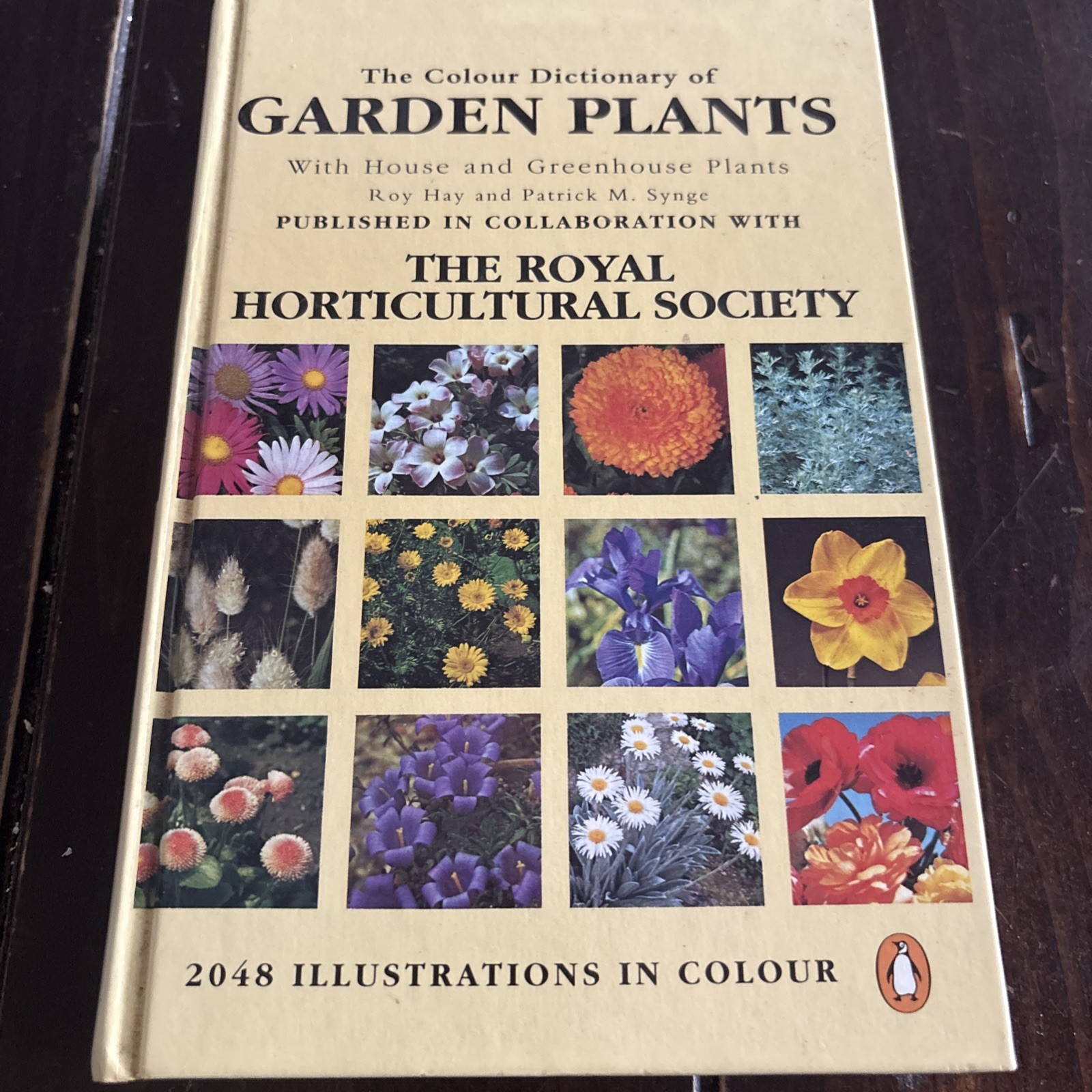The Colour Dictionary of Garden Plants Compact Edition – Hardcover – VERY GOOD