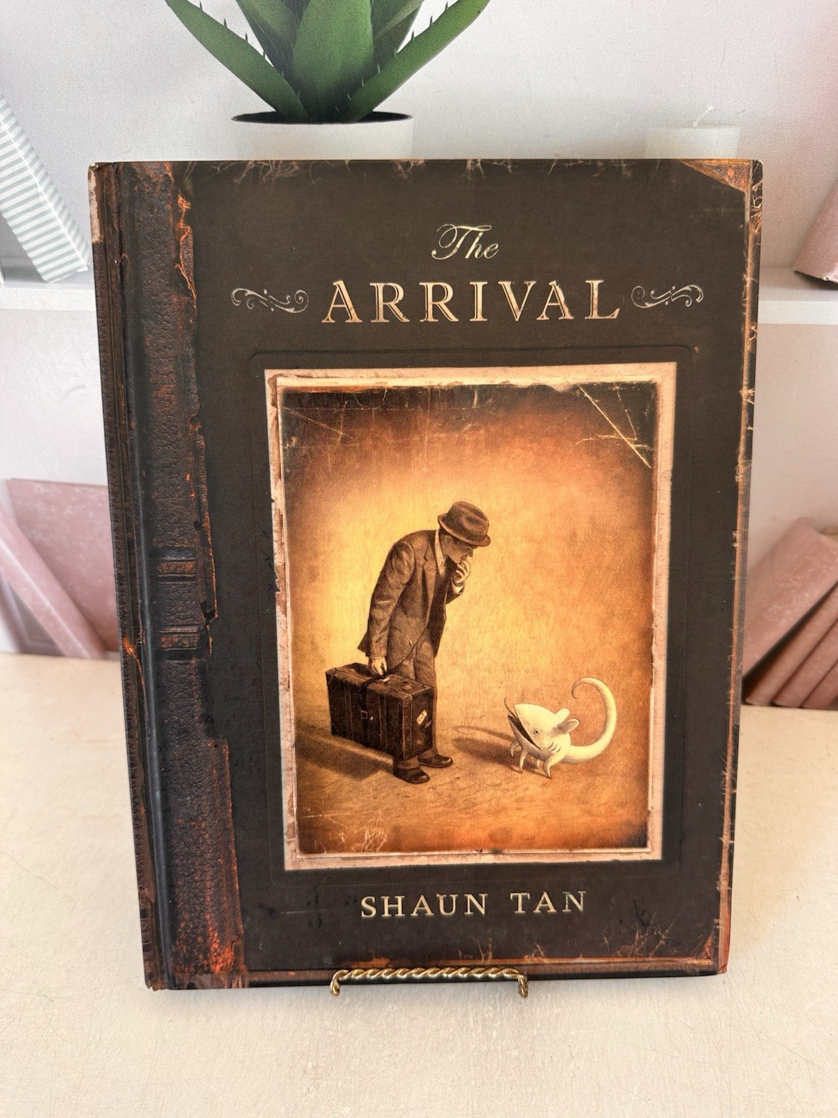 The Arrival Shaun Tan Arthur A Levine HC 1st Ed 2007 Graphic Novel Fantasy