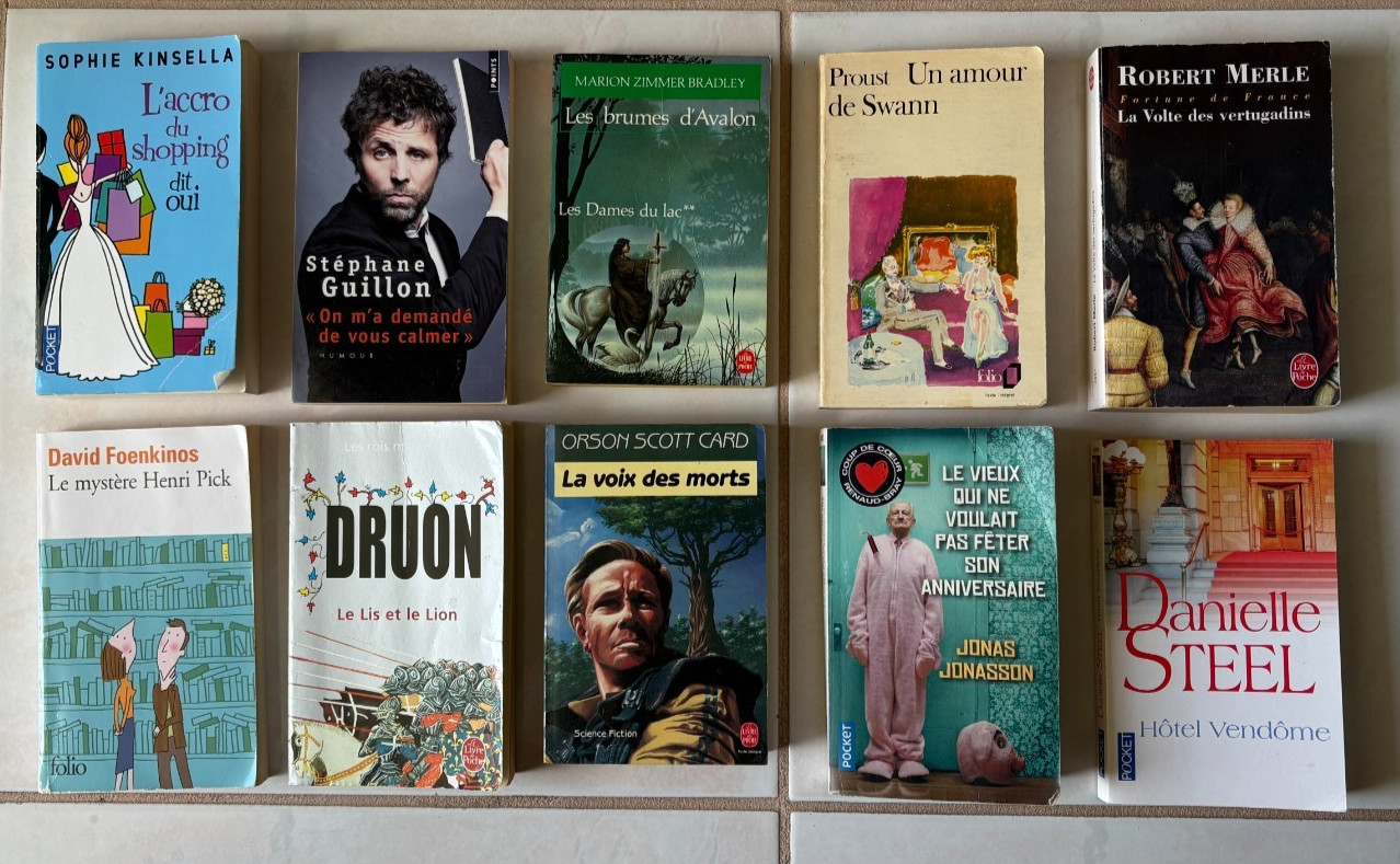 Lot of 10 books in the FRENCH Language, Paperbacks, Mixed Genre (P)