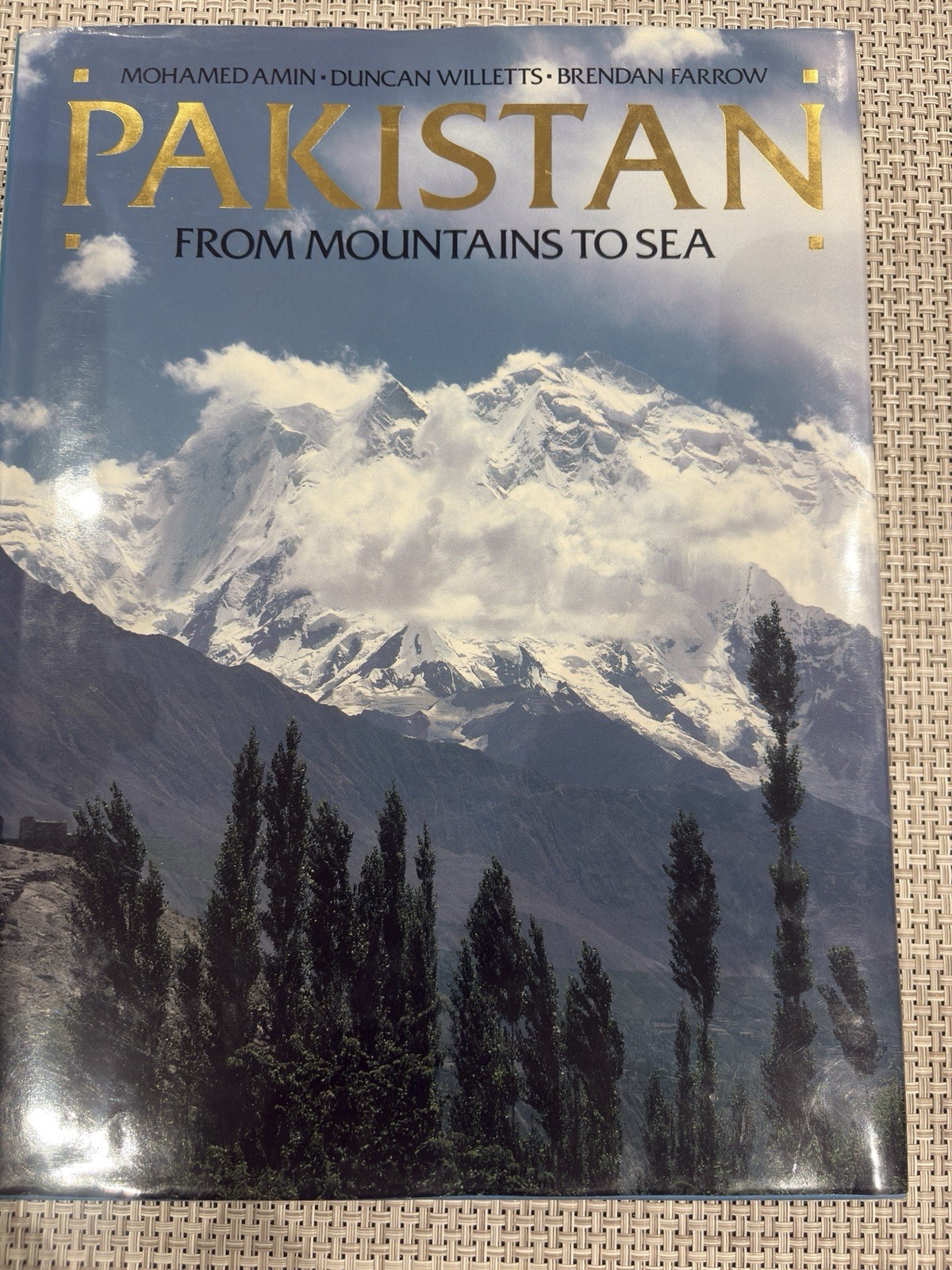 Pakistan: From Mountains to Sea by Amin, Willetts & Farrow Hardcover Nature