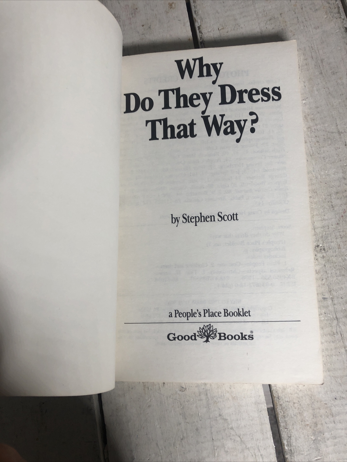 Why Do They Dress That Way? | Stephen Scott | Paperback