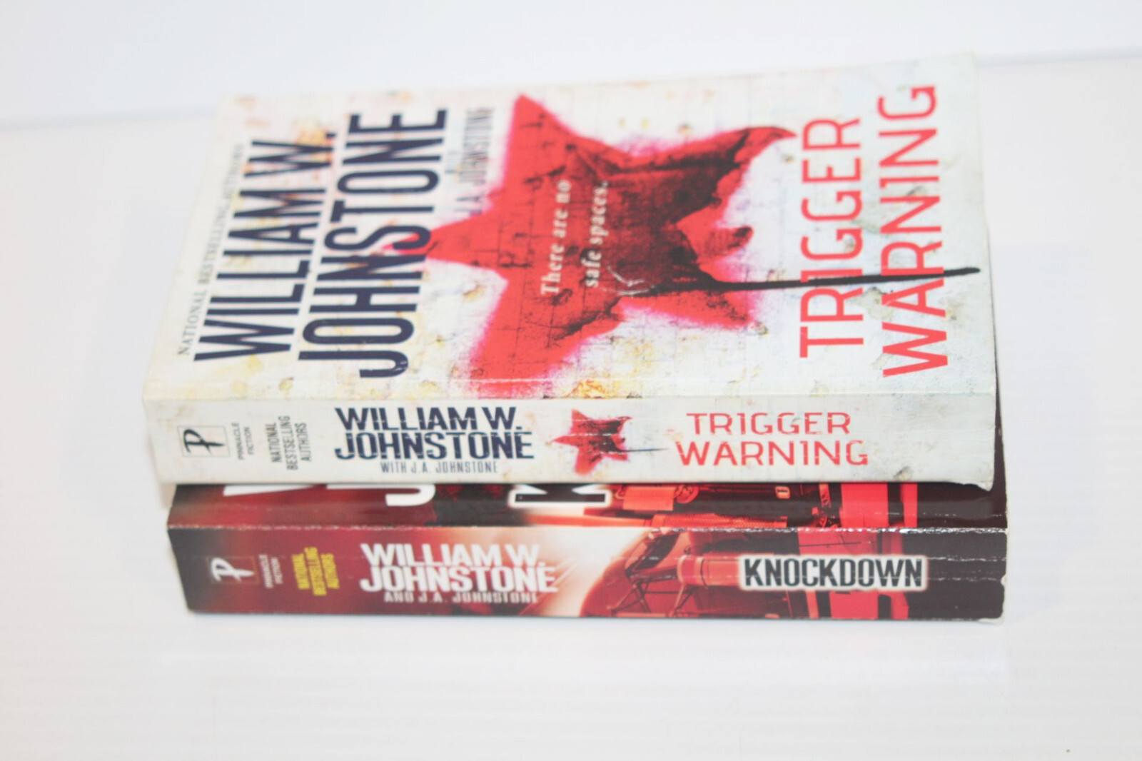 Lot of 2 Papperback – Trigger Warning / Knockdown – William W. Johnstone