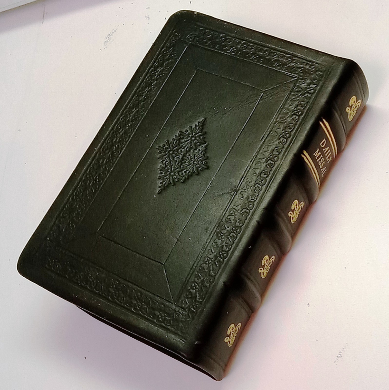 ANTIQUE CATHOLIC LATIN ENGLISH MISSAL; FINE BINDING; TLM BRIGHT GILT; CA.. 1961