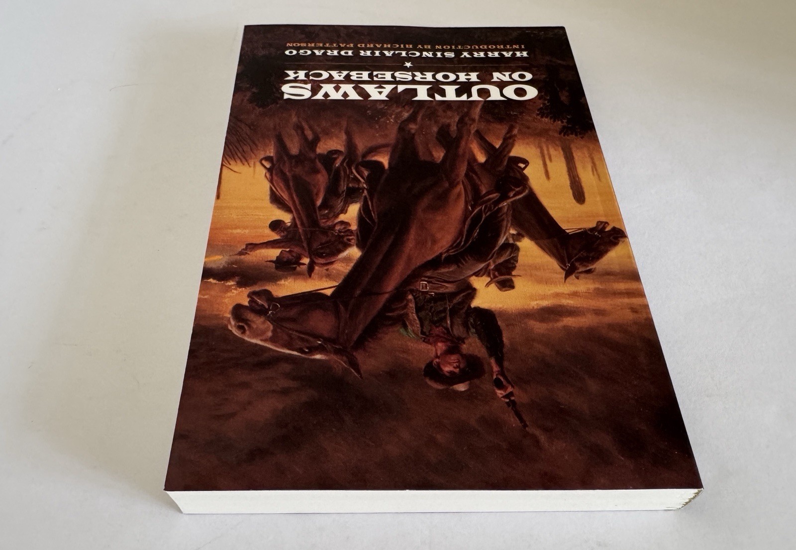 Outlaws on Horseback by Harry Sinclair Drago PB Bison 1998 NEW