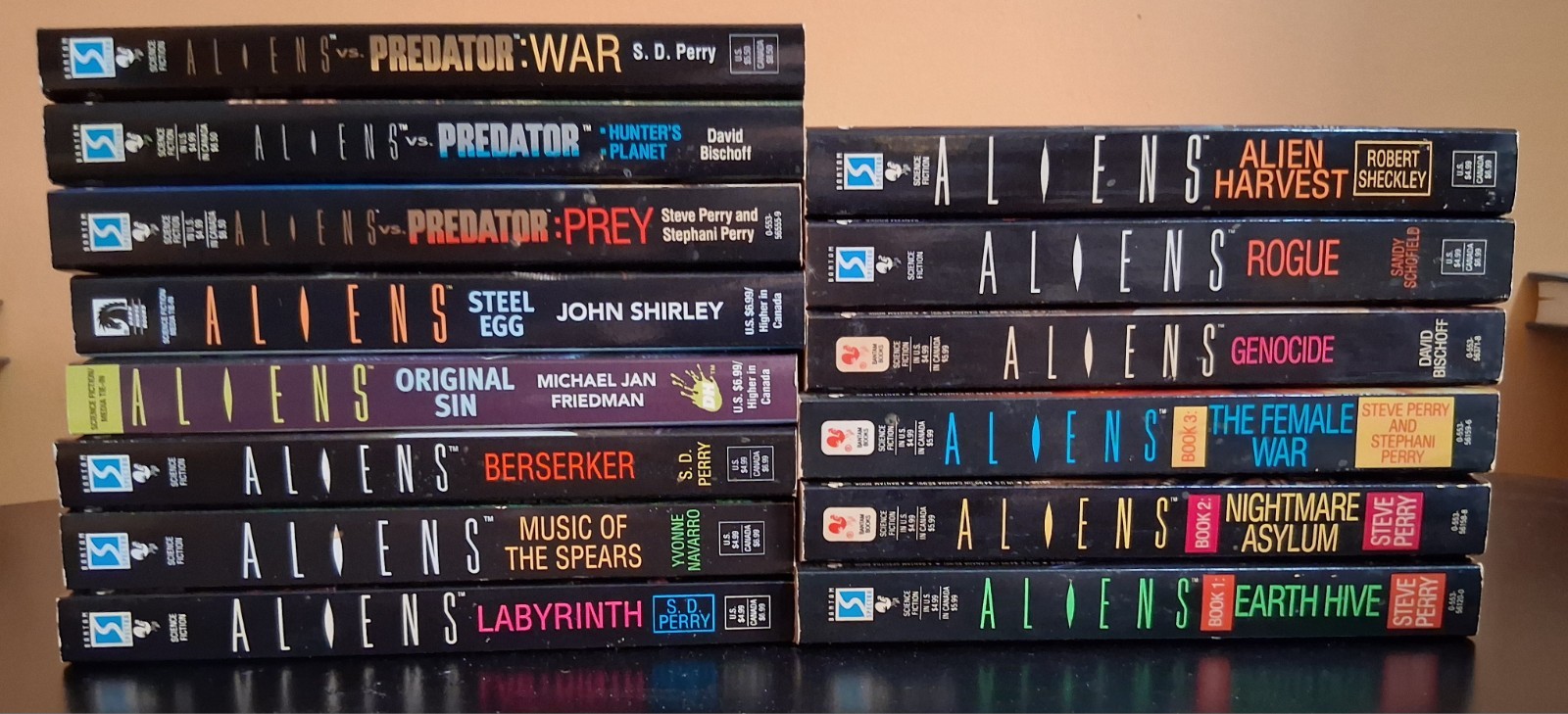 Aliens & AVP BOOKS Lot of 14 All In Very Good Shape FREE SHIPPING