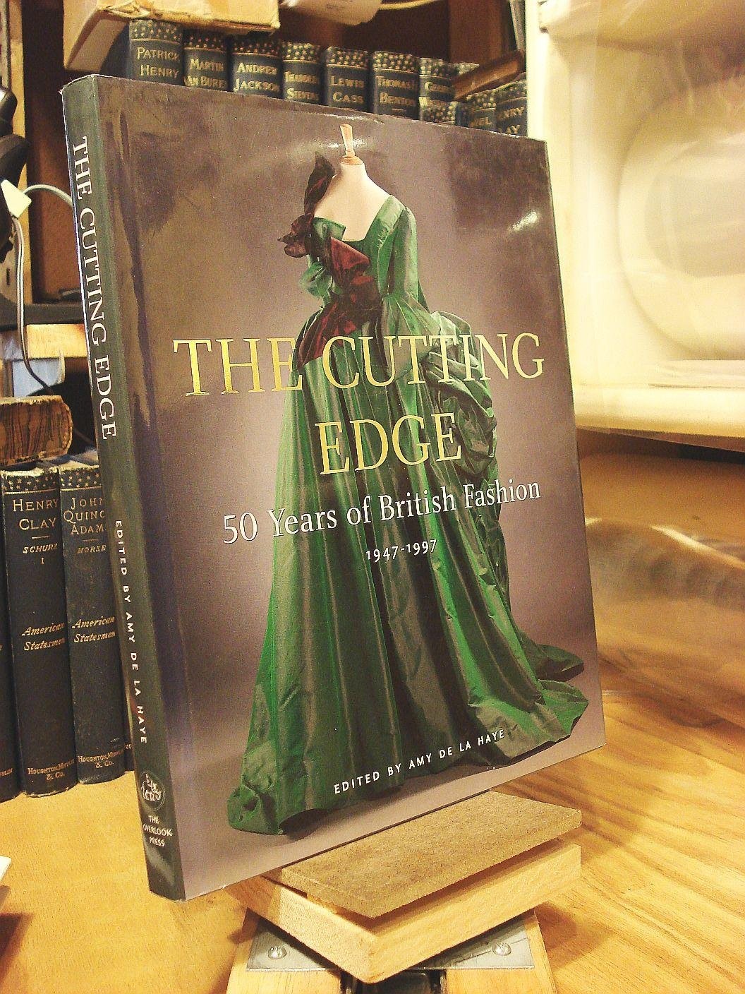 The Cutting Edge: 50 Years of British Fashion, 1947-1997 – hardcover de la H…
