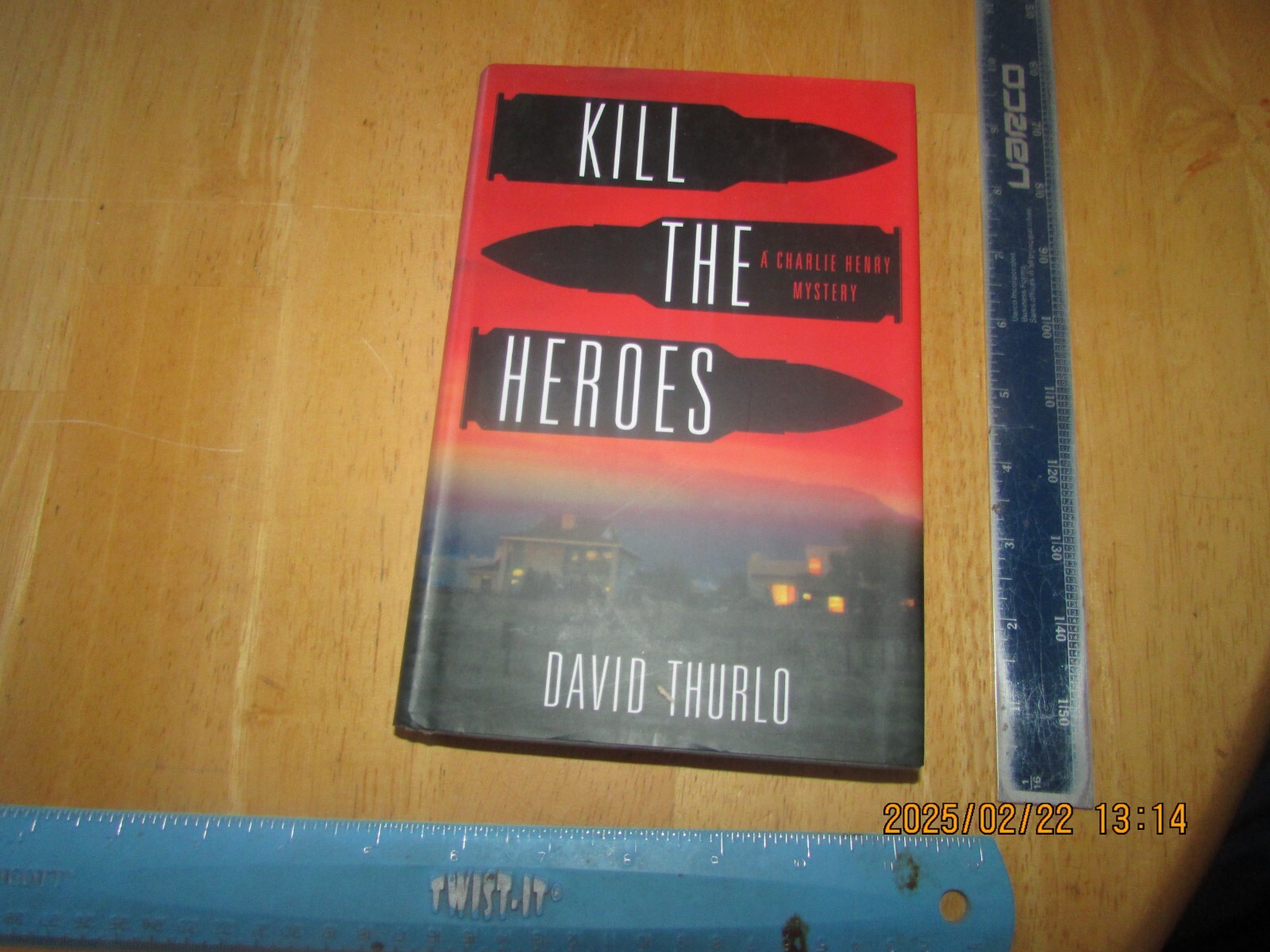 Kill the Heroes : A Charlie Henry Mystery by David Thurlo (2017, Hardcover)
