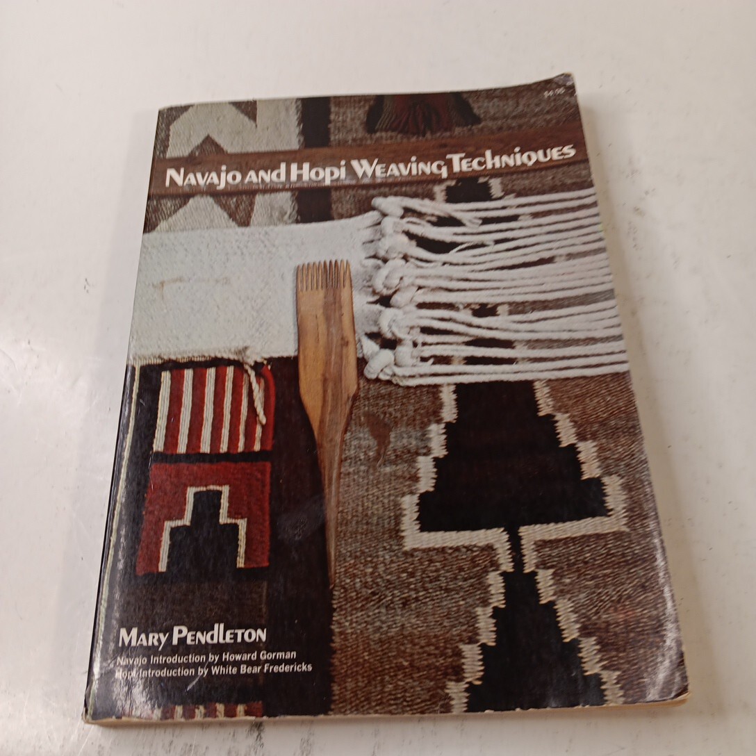 NAVAJO and HOPI WEAVING TECHNIQUES by Mary Pendleton PB (1974)