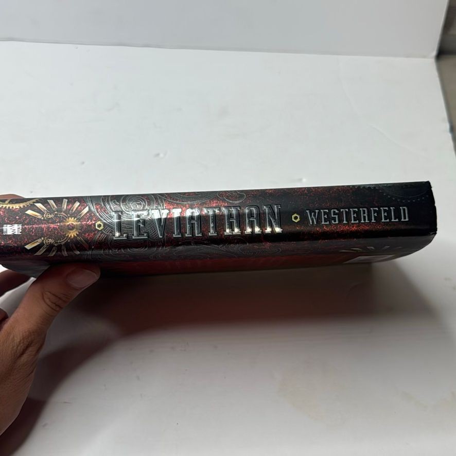 Simon Pulse Leviathan Scott Westerfeld Hardcover – Very Good