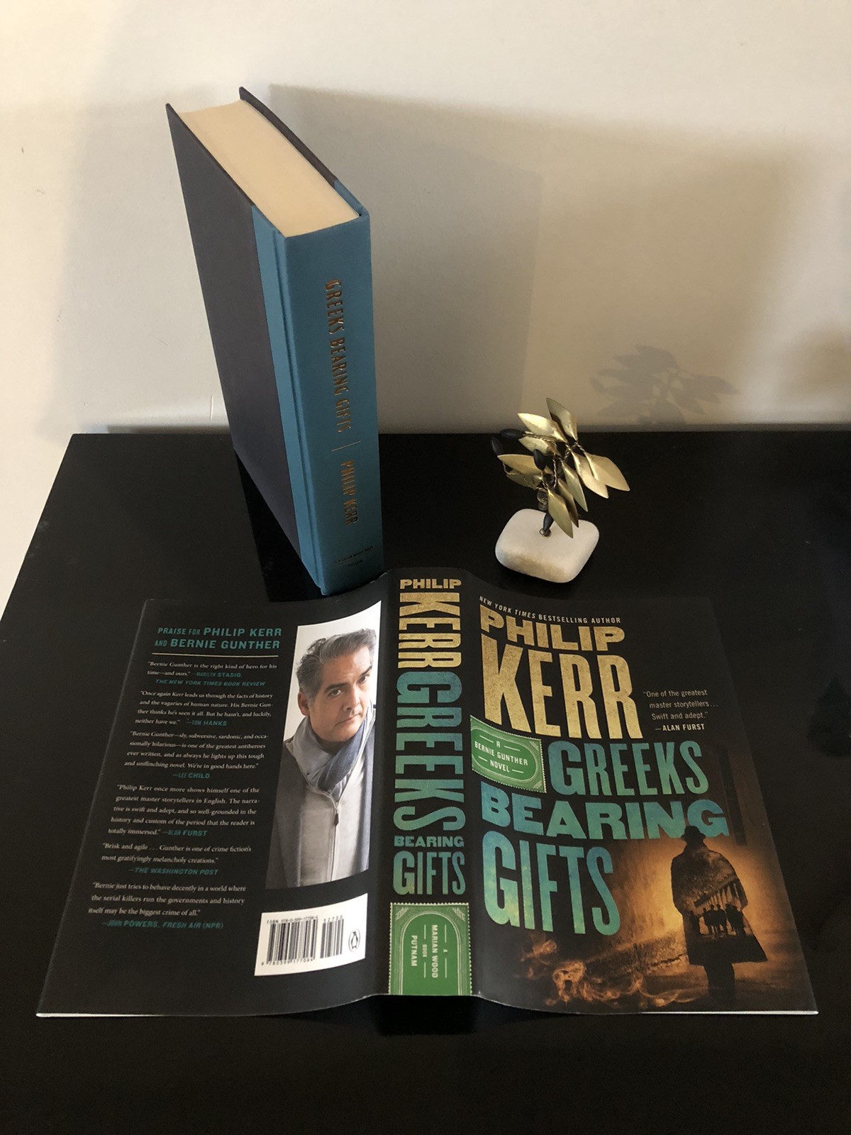 Philip Kerr Greeks Bearing Gifts Putnam 2018 First Ed/F.Pr. H/C D/J L/N Spy-Myst