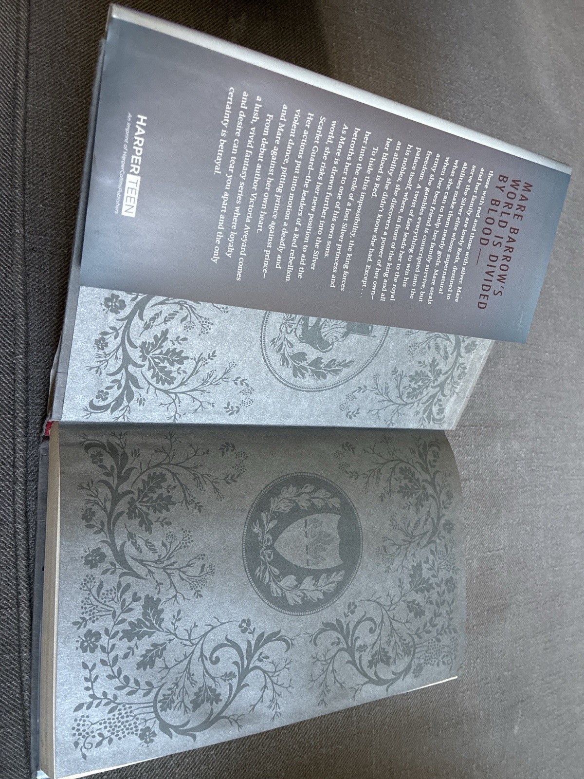 Red Queen SIGNED Victoria Aveyard First Edition First Printing HC