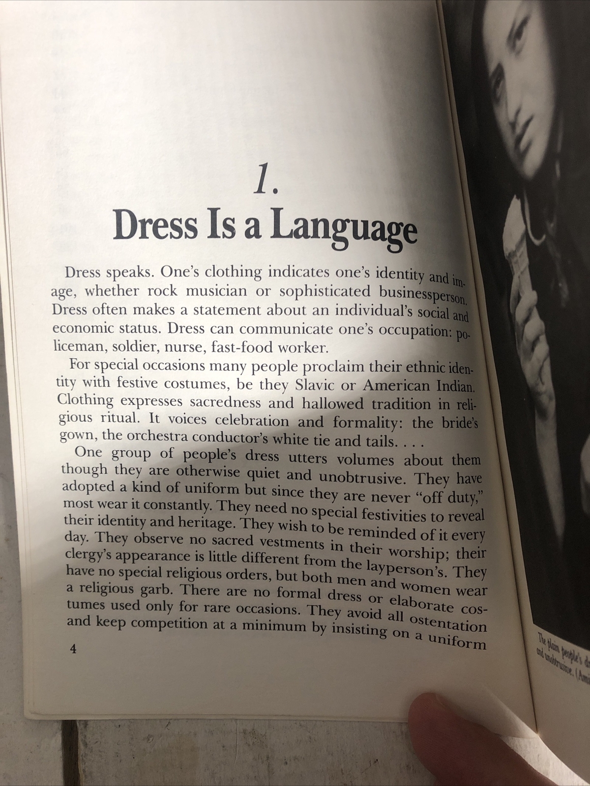 Why Do They Dress That Way? | Stephen Scott | Paperback