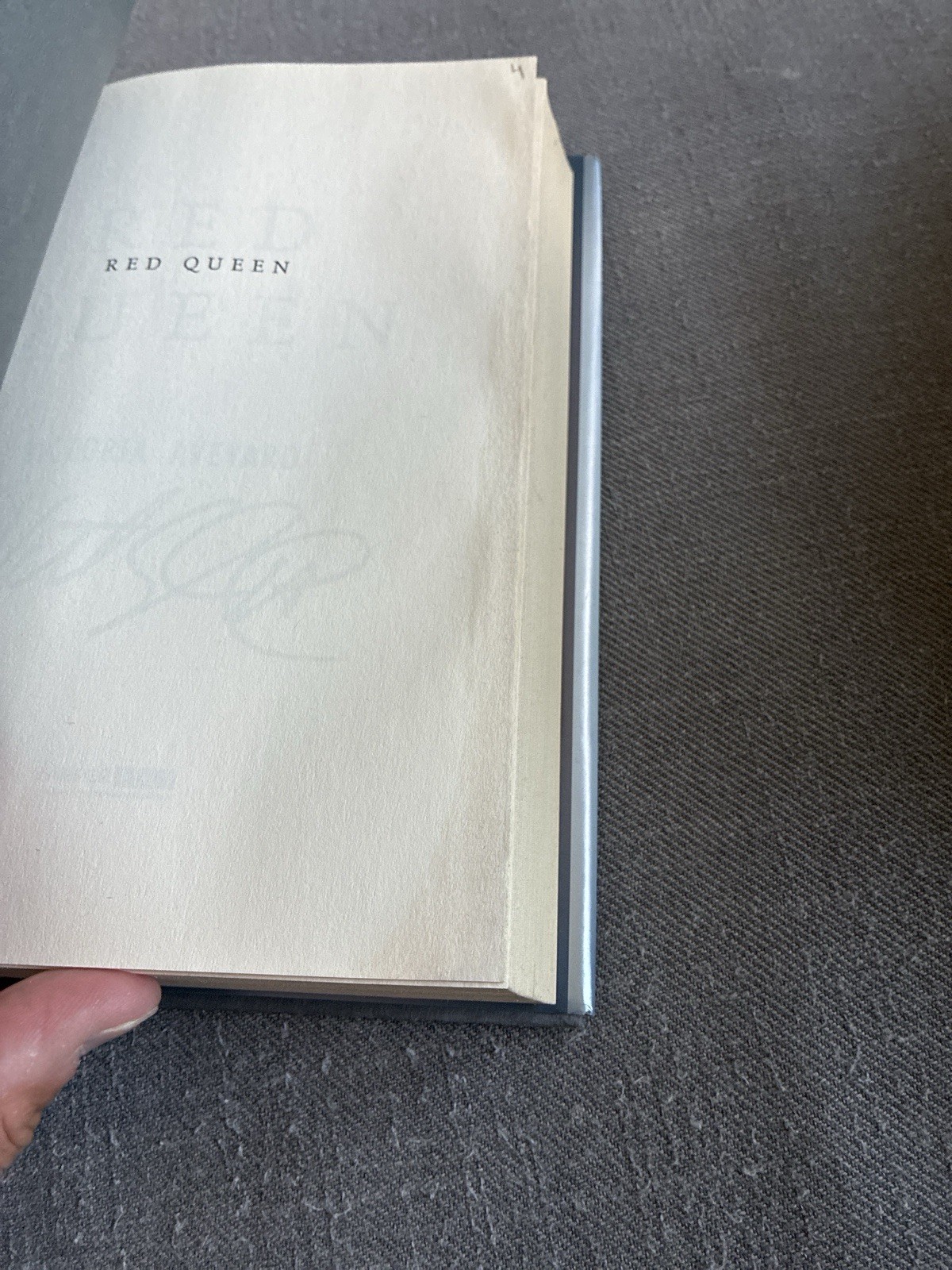 Red Queen SIGNED Victoria Aveyard First Edition First Printing HC