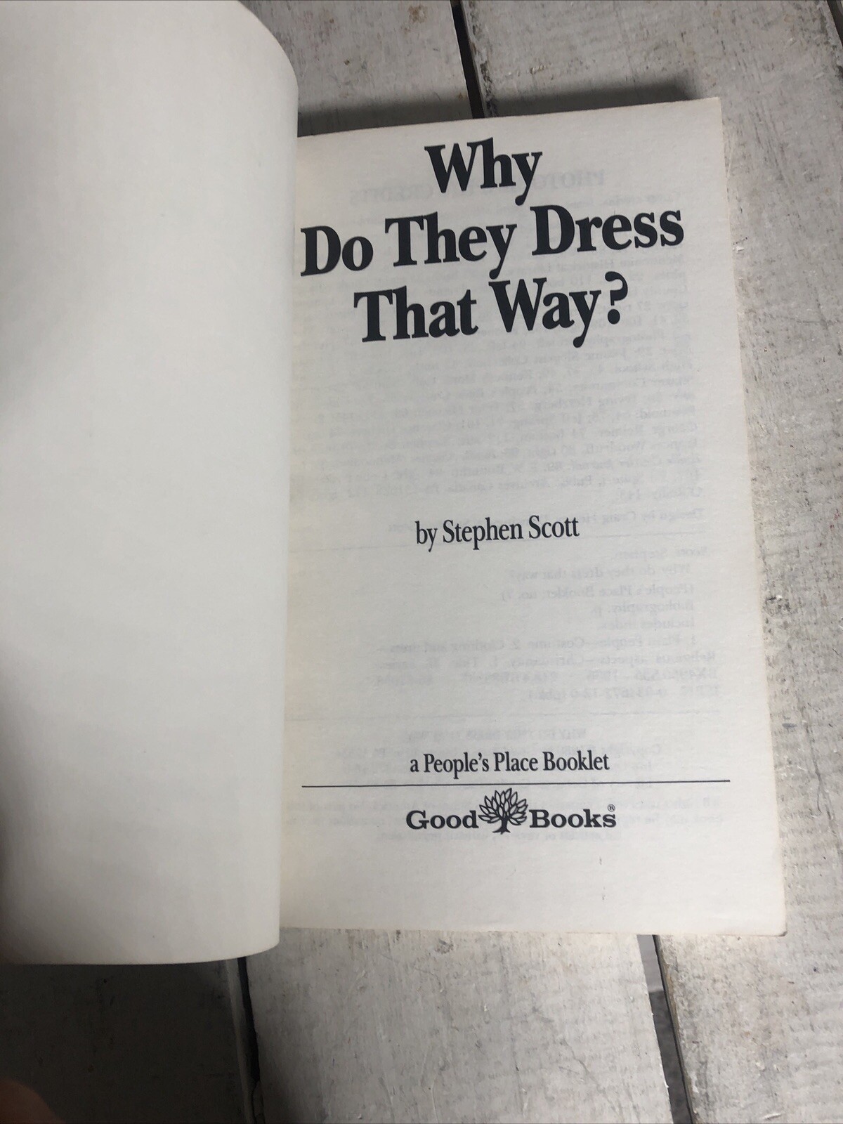 Why Do They Dress That Way? | Stephen Scott | Paperback