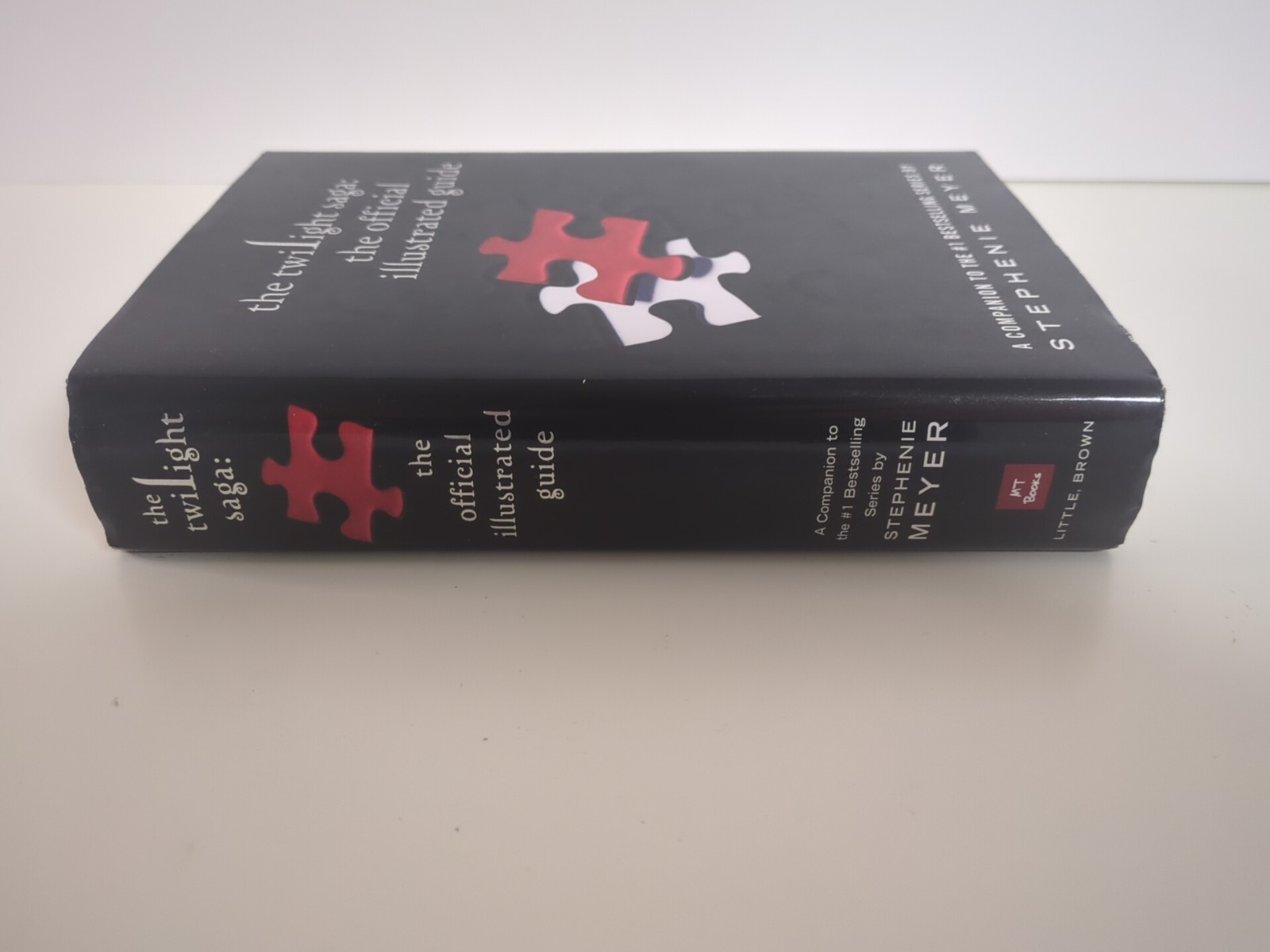 Twilight Saga Official Illustrated Guide 1st Printing HC w/ Dust Jacket Meyer