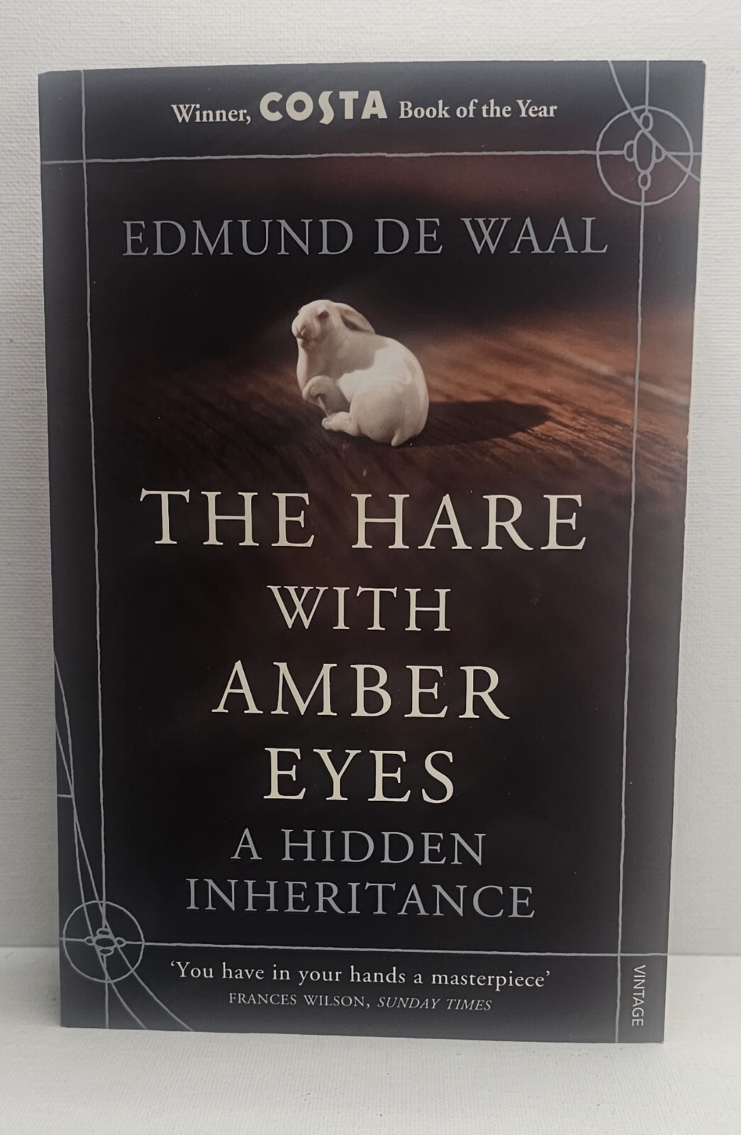 THE HARE WITH AMBER EYES: A HIDDEN INHERITANCE BY EDMUND DE WAAL (PAPPERBACK)