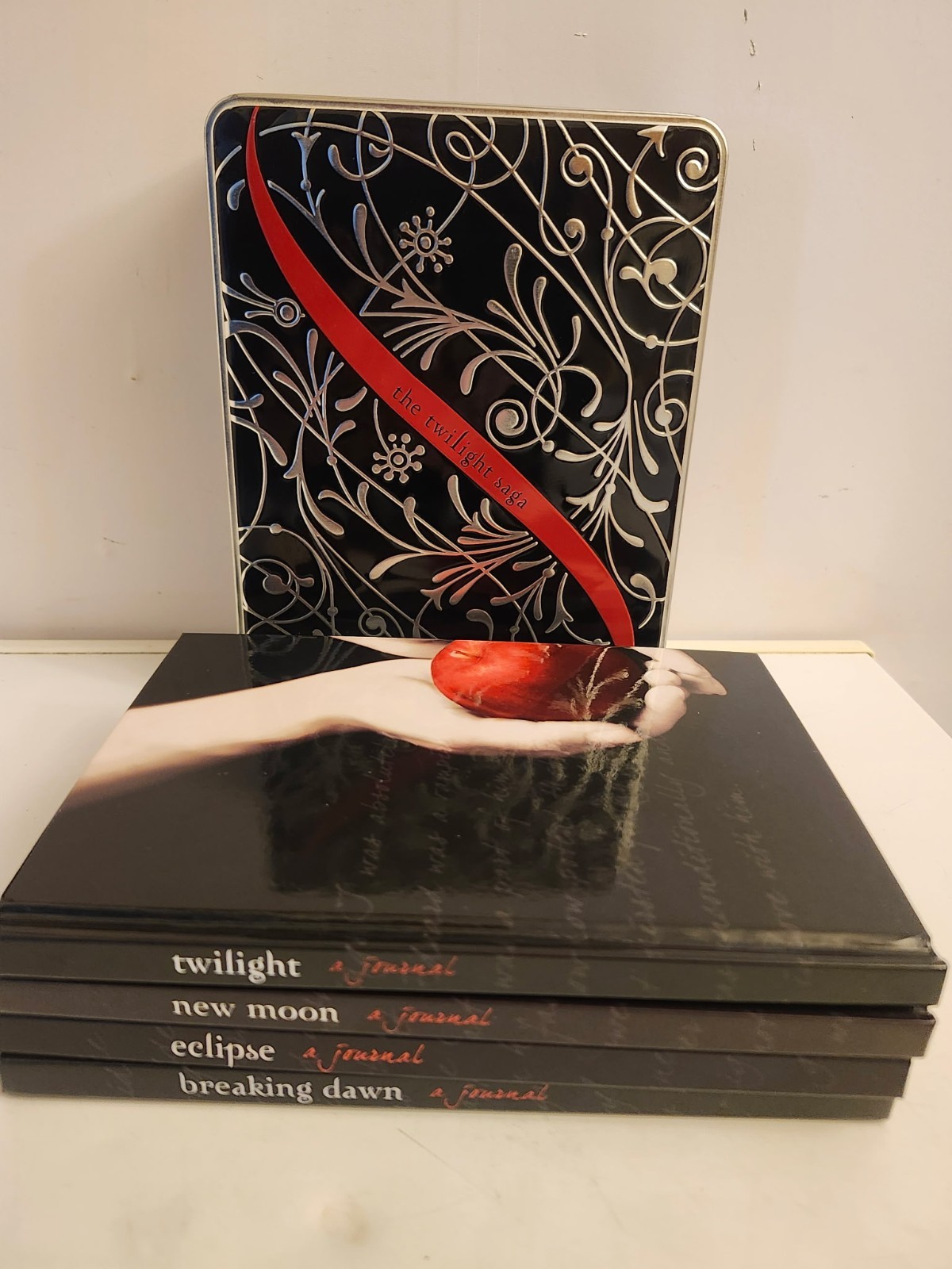 The Twilight Saga Journal Set with Keepsake Tin Box 4 Journals