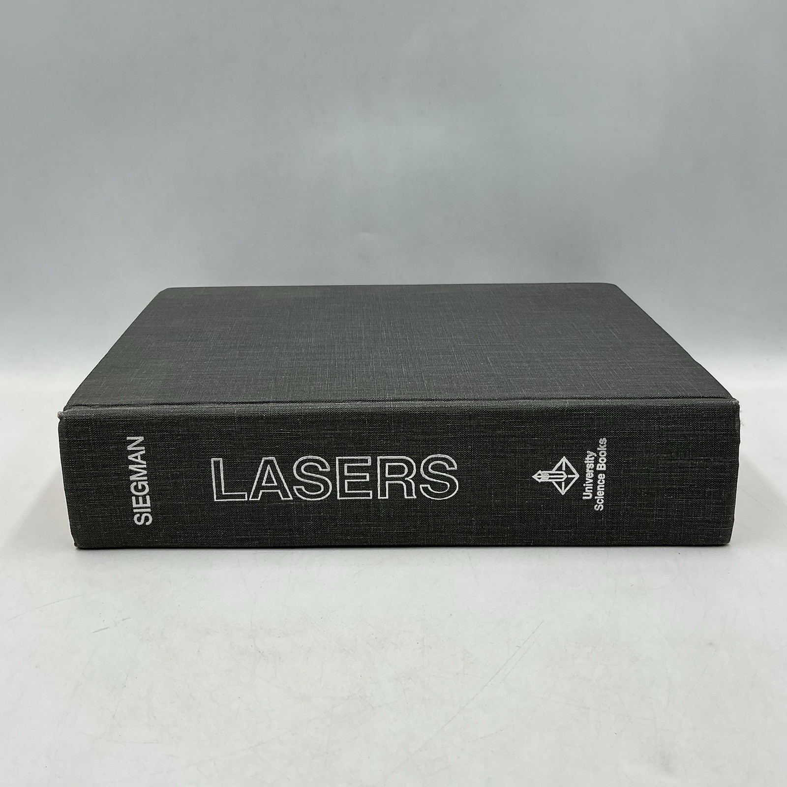 Lasers by Siegman, Anthony E. (1986) – Hardcover, by Siegman Anthony E. -No DJ