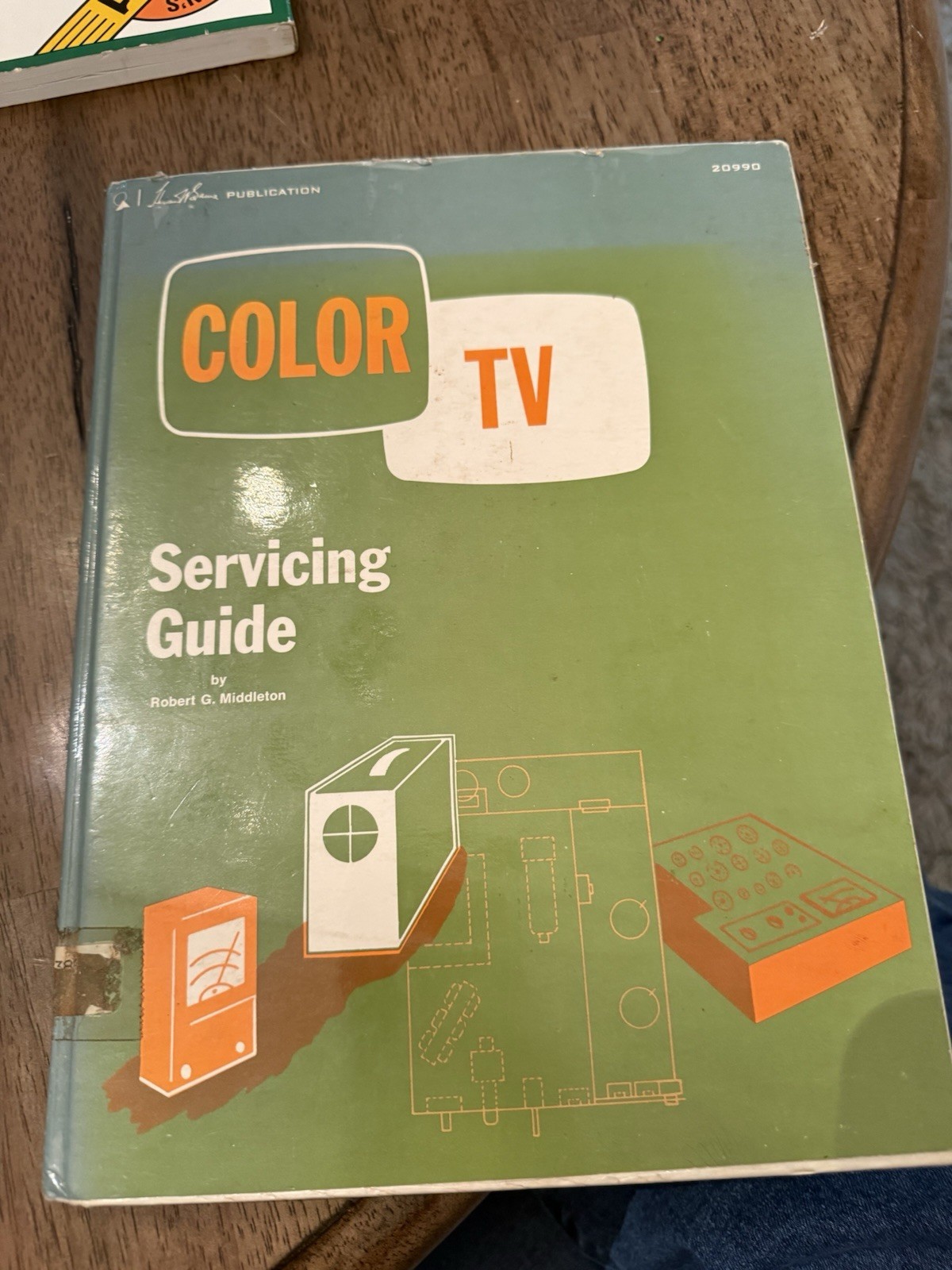 Color TV Servicing Guide Hardcover Book Robert Middleton