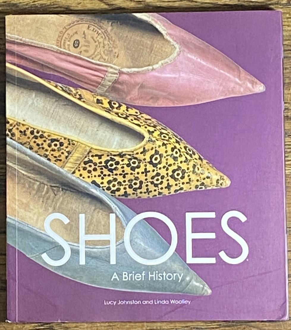 Shoes : A Brief History by Lucy Johnston and Linda Woolley (Papperback 2B