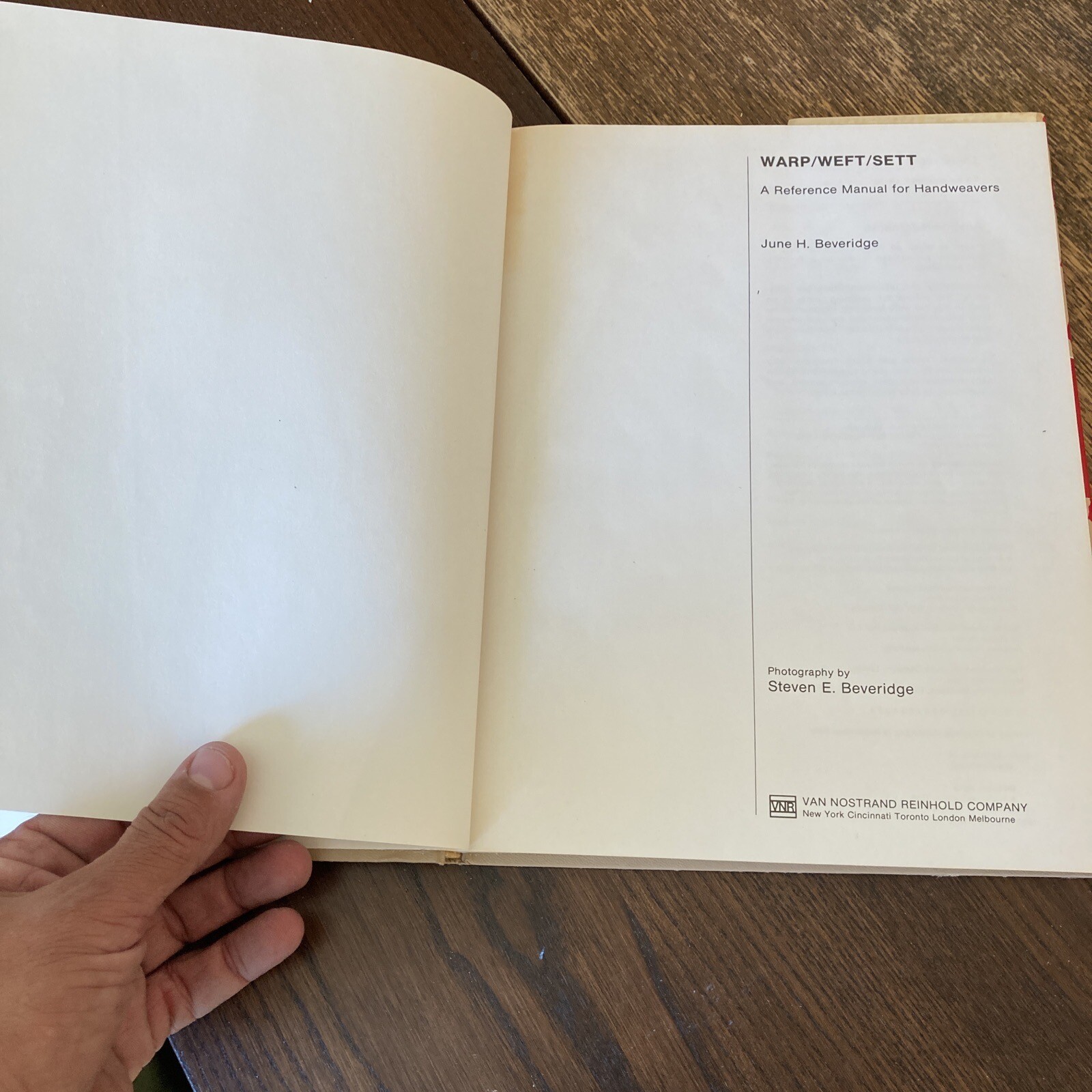 WARP/WEFT/SETT Reference Manual Handweaving by June Beveridge HCDJ-1980 1ST ED.